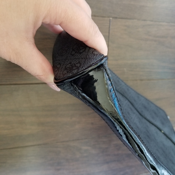 Classic Oversized Guess Clutch - Picture 4 of 9